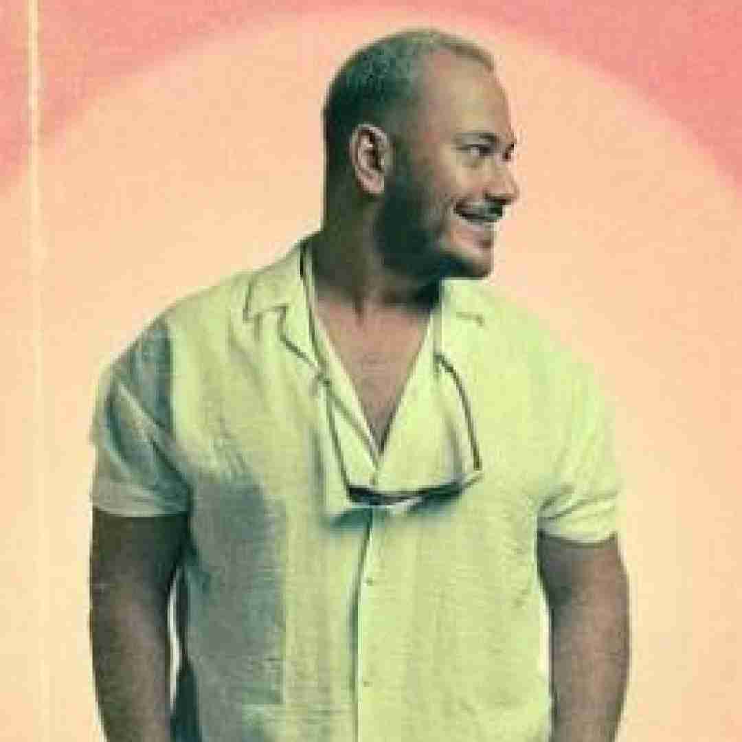 اشوان ببین از بس دلم خونه نمیذارم کسی بذاره پاشو