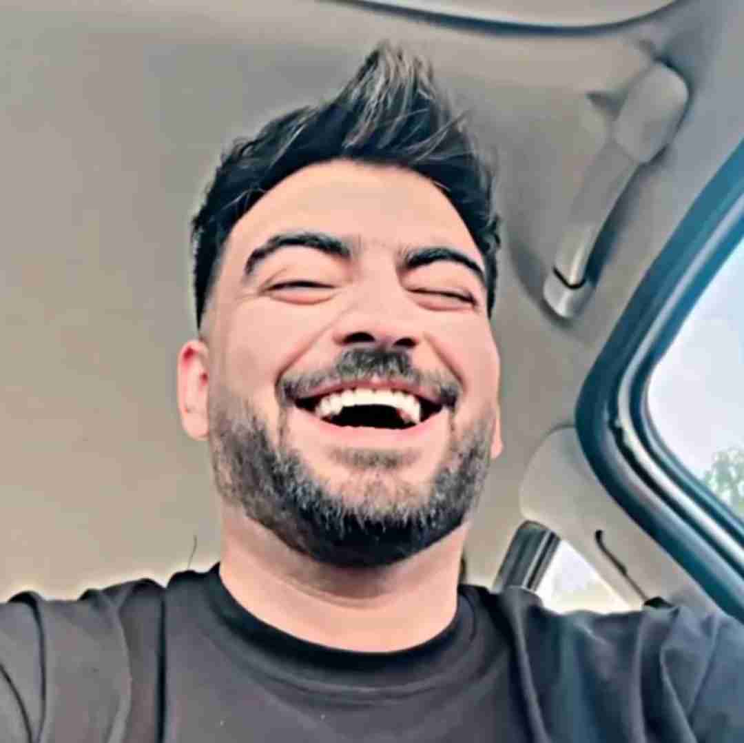 رامین تجنگی همیشه سیگار لای انگشتام