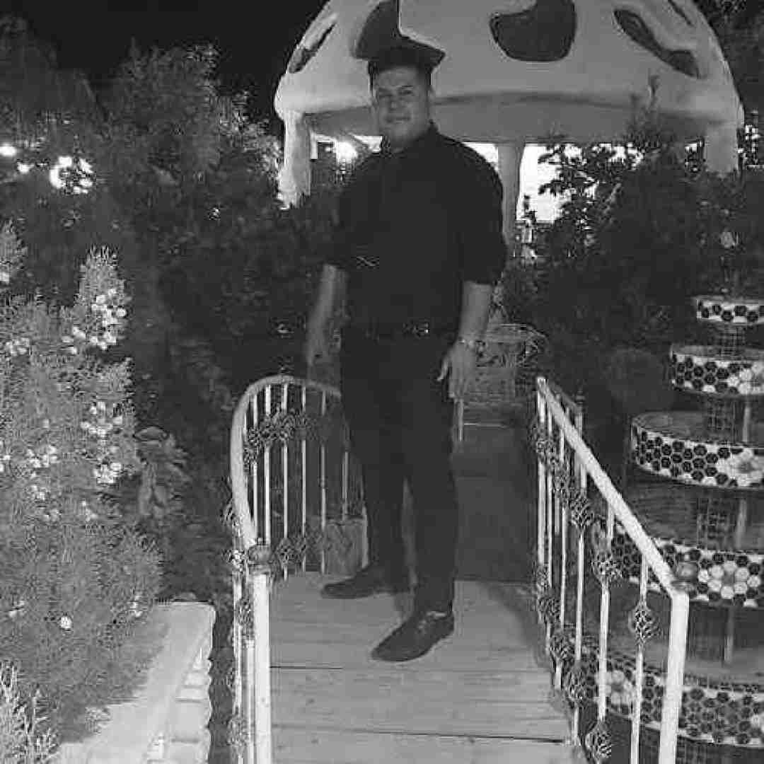 اشکان محبی دودر گل باوینه کرده جومه ی آبینه