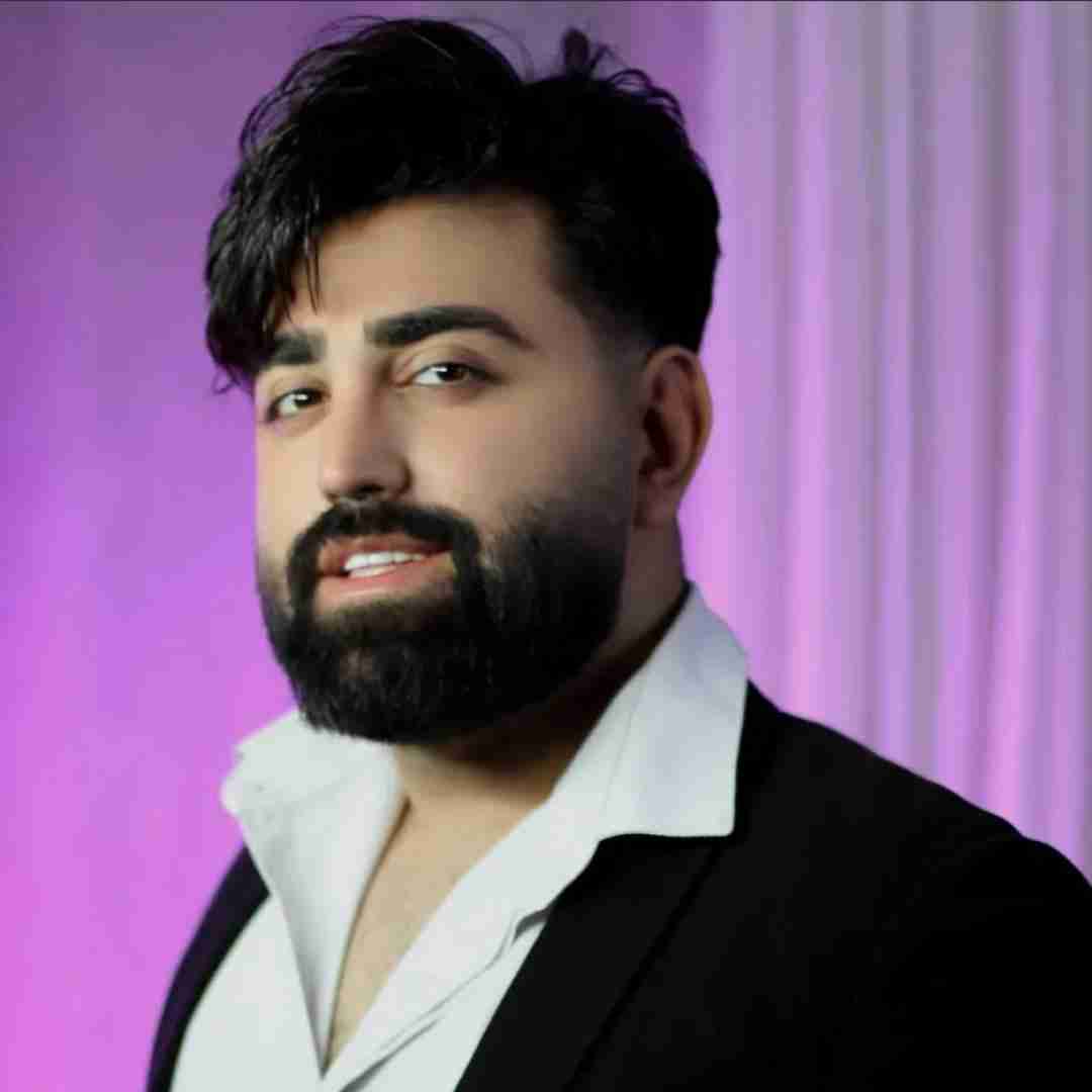 مهرداد تاجیک تو چشات ناز داره والا ماشاالله به موهای مشکیت