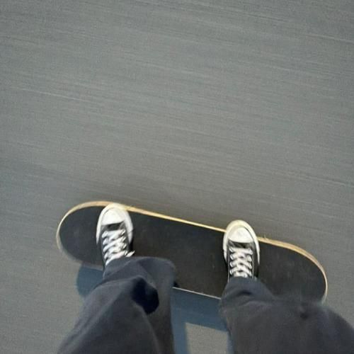 مثل جزیره وسط دریا هیشکی نمیدونه که من چقدر تنهام